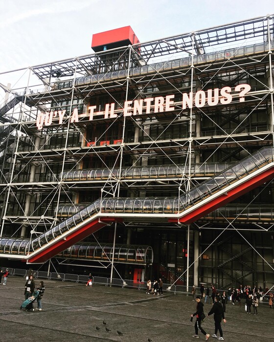 Μια βόλτα στο Παρίσι όπου όλος ο κόσμος επέστρεψε στις εκθέσεις και τα μεγάλα μουσεία
