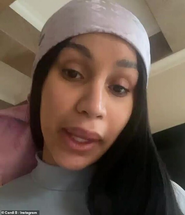 Η Cardi B επιδεικνύει με περηφάνεια το «μουστάκι» της