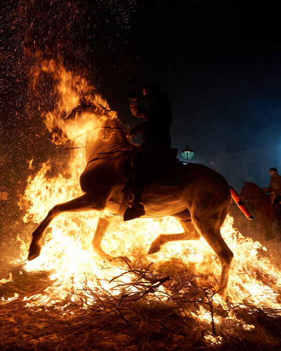 Καβαλάρηδες πηδούν με τα άλογά τους μέσα στις φλόγες για το φεστιβάλ Las Luminarias στην Ισπανία