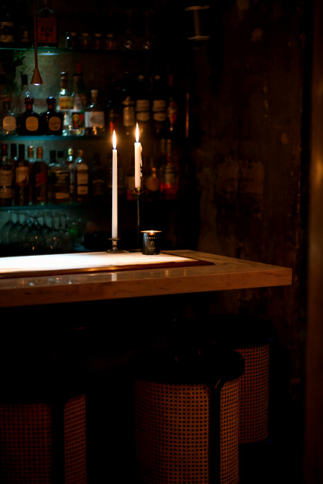 Η Αθήνα έχει πλέον ένα κομψό speakeasy μπαρ που χωράει μόνο μια παρέα 