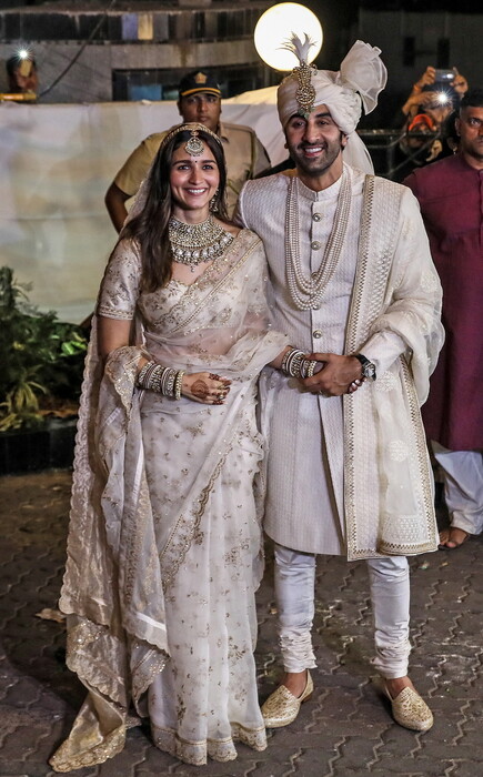 Γάμος στο Μπόλιγουντ- Παντρεύτηκαν οι σταρ Alia Bhatt και Ranbir Kapoor