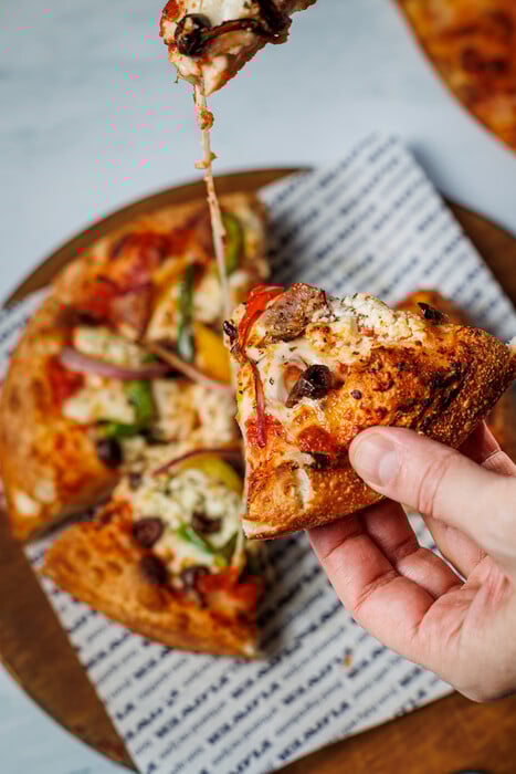 Deep dish pizza: Η ιστορία της και πού θα την απολαύσετε στην Αθήνα