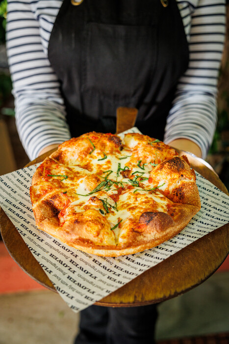 Deep dish pizza: Η ιστορία της και πού θα την απολαύσετε στην Αθήνα 
