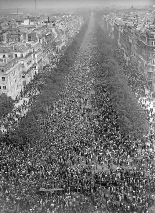 PARIS 1945