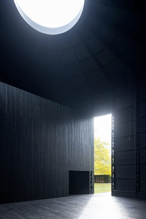 Serpentine Pavilion: Μια μαύρη εκκλησία - κλίβανος είναι το πιο κατάλληλο θερινό περίπτερο;
