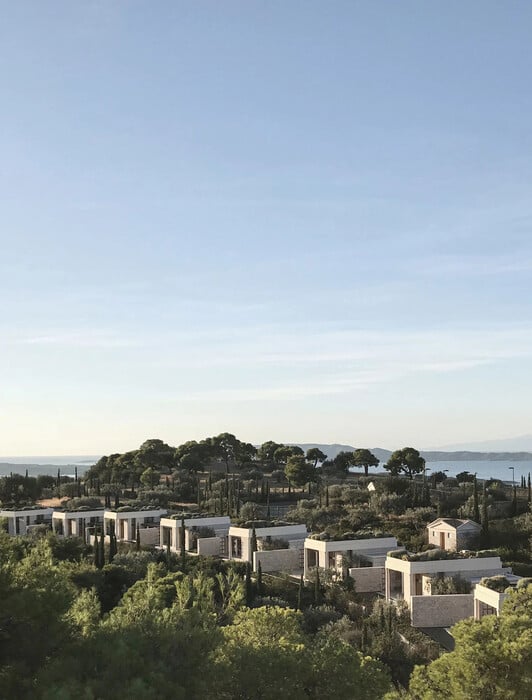 Amanzoe: Ποιο είναι το ξενοδοχείο που απειλήθηκε από τις φλόγες στο Κρανίδι