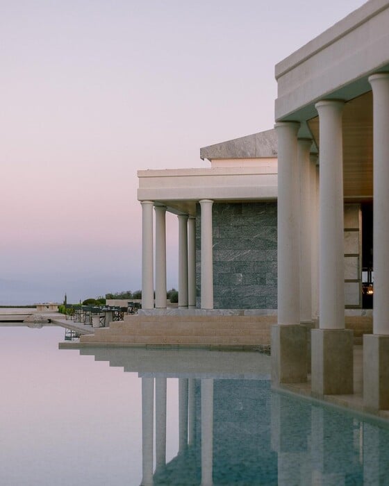 Amanzoe: Ποιο είναι το ξενοδοχείο που απειλήθηκε από τις φλόγες στο Κρανίδι