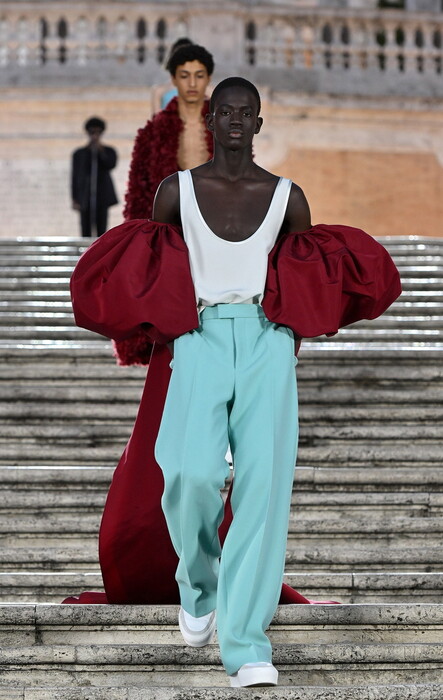 Χρώμα, λάμψη και glamour στη Σκαλινάτα της Ρώμης για την επίδειξη του οίκου Valentino