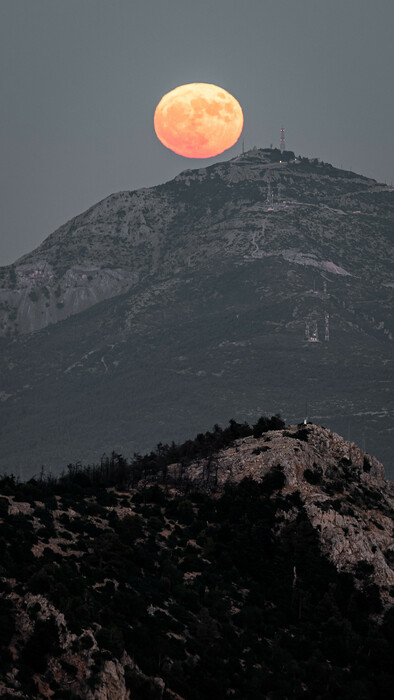 Εντυπωσιακά καρέ από το «Φεγγάρι του Ελαφιού» - Η πιο φωτεινή υπερπανσέληνος του έτους