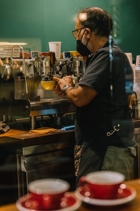 Kaya: Στο espresso bar που πριν από δέκα χρόνια έμαθε την Αθήνα να πίνει καλό καφέ
