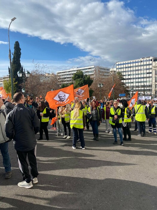 Πορεία διαμαρτυρίας στο κέντρο της Αθήνας από εργαζόμενους στους δήμους