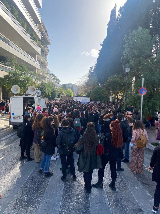 Μαζική πορεία καλλιτεχνών στο κέντρο της Αθήνας
