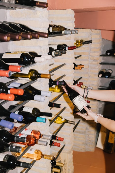 Dear Manouka: To νέο wine bar - restaurant του Παγκρατίου ξεφεύγει από τα συνηθισμένα