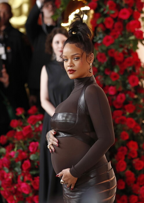 Όσκαρ 2023: Οι σταρ στο «κόκκινο χαλί»- Η έγκυος Rihanna και το διπλό outfit της Lady Gaga