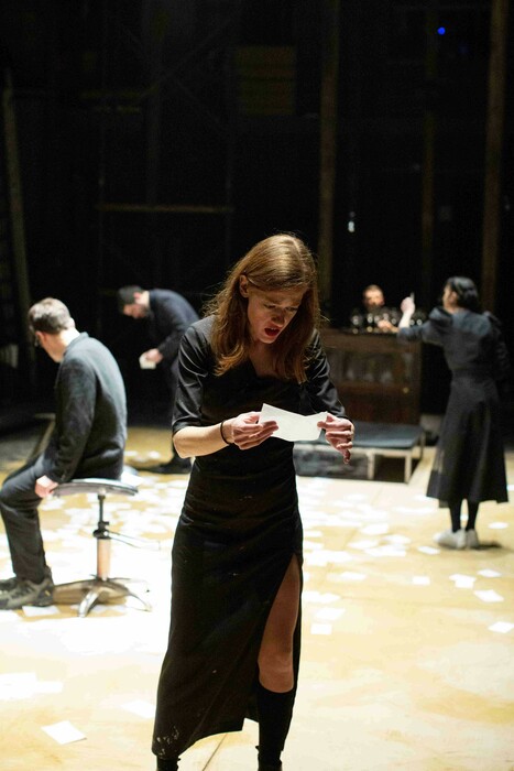 «Η αφιέρωση» του Μπότο Στράους στο θέατρο Σφενδόνη σε σκηνοθεσία-δραματουργία Χάρη Φραγκούλη