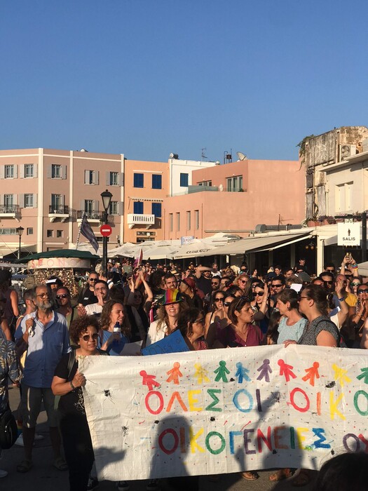 Το πρώτο Pride Χανίων έγινε με μαζική συμμετοχή και δυνατά αντιφασιστικά μηνύματα