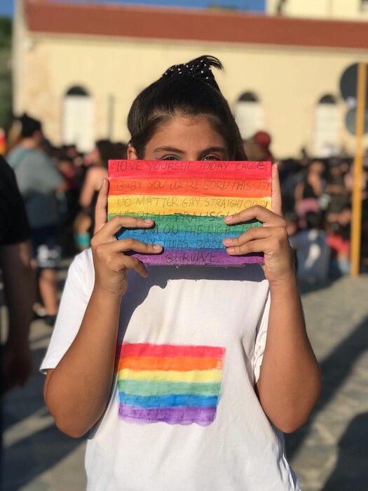 Το πρώτο Pride Χανίων έγινε με μαζική συμμετοχή και δυνατά αντιφασιστικά μηνύματα