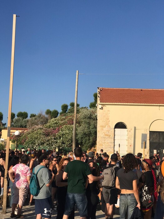Το πρώτο Pride Χανίων έγινε με μαζική συμμετοχή και δυνατά αντιφασιστικά μηνύματα