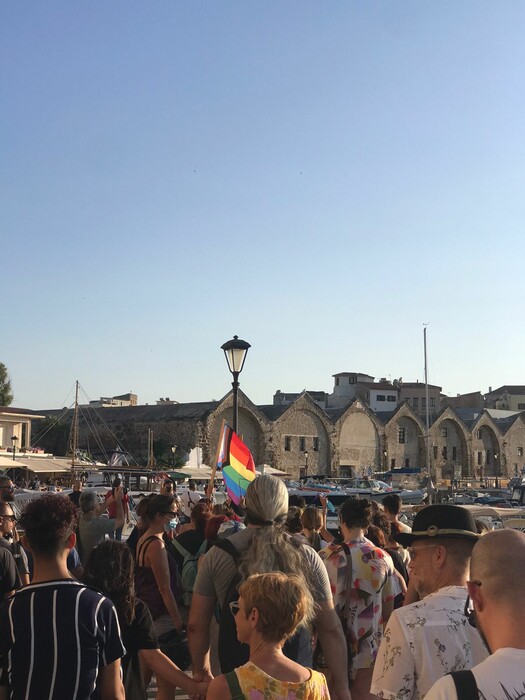 Το πρώτο Pride Χανίων έγινε με μαζική συμμετοχή και δυνατά αντιφασιστικά μηνύματα