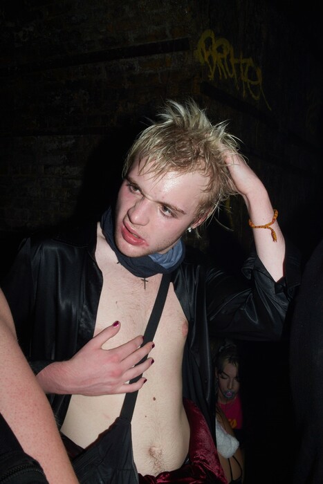 Μέσα στην ιδρωμένη φρενίτιδα των παράνομων raves