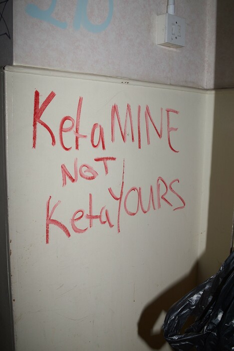 Μέσα στην ιδρωμένη φρενίτιδα των παράνομων raves