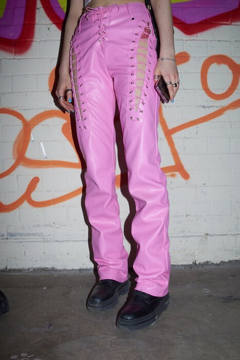 Μέσα στην ιδρωμένη φρενίτιδα των παράνομων raves