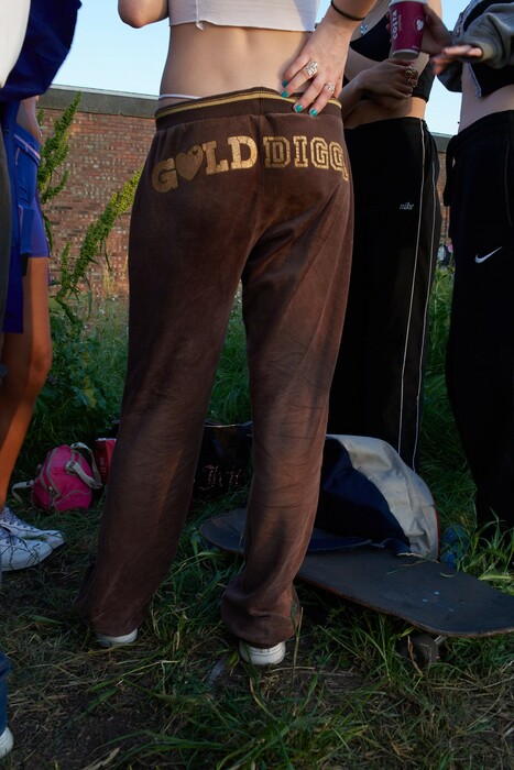 Μέσα στην ιδρωμένη φρενίτιδα των παράνομων raves