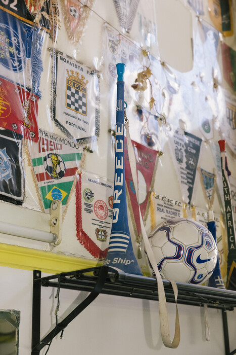 Το κουρείο του Βασίλη Στεφανίδη είναι ένα μικρό ποδοσφαιρικό μουσείο