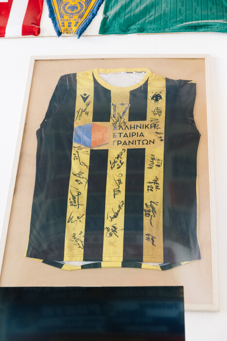 Το κουρείο του Βασίλη Στεφανίδη είναι ένα μικρό ποδοσφαιρικό μουσείο