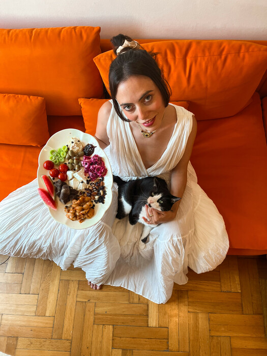 Το «Girl Dinner» είναι ένα τρεντ με πρόχειρο φαγητό που σαρώνει στο TikTok