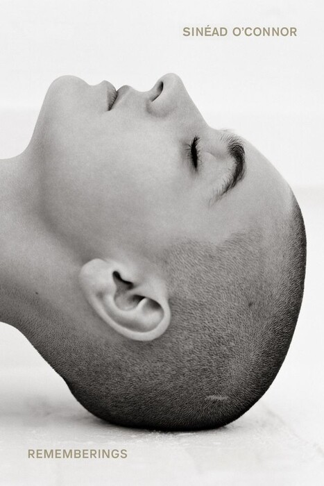 Sinead O’ Connor : «Αυτό που αγαπώ στη μητέρα μου είναι ότι είναι νεκρή»