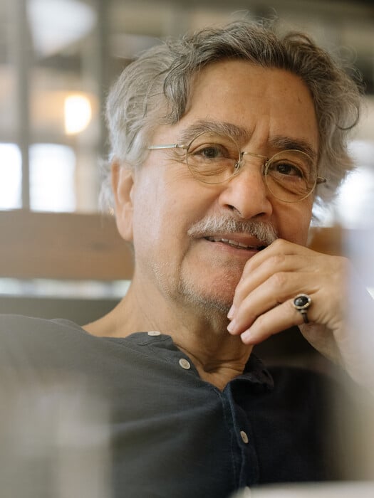 Νίκος Γαλανός, ηθοποιός. Γεννήθηκε στην Αθήνα, ζει στου Παπάγου.