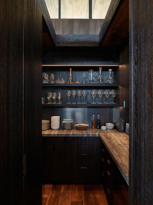 Ένα εξοχικό σπίτι δεσπόζει στις βραχώδεις ακτές της Σουηδίας