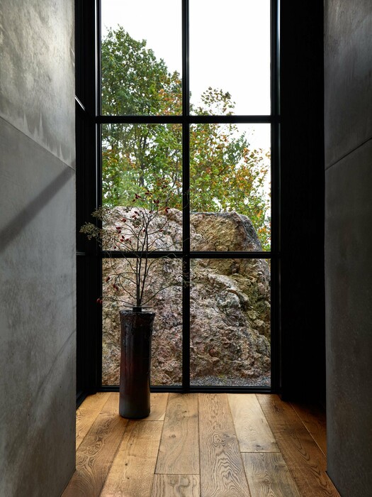 Ένα εξοχικό σπίτι δεσπόζει στις βραχώδεις ακτές της Σουηδίας