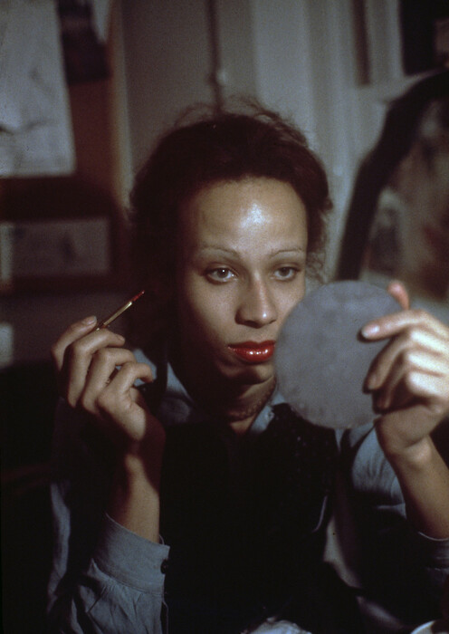 Η Nan Goldin επιστρέφει στην πηγή της