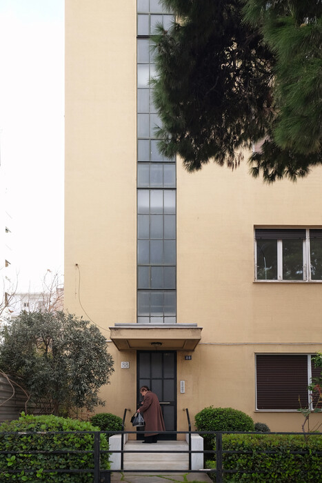 Ένας Γερμανός αρχιτέκτονας - και ένας Έλληνας φωτογράφος μόλις κυκλοφόρησαν ένα βιβλίο - ωδή στην αθηναϊκή πολυκατοικία 