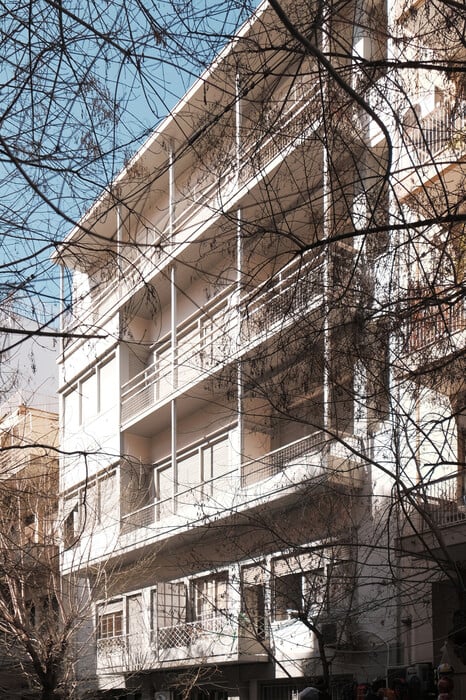 Ένας Γερμανός αρχιτέκτονας - και ένας Έλληνας φωτογράφος μόλις κυκλοφόρησαν ένα βιβλίο - ωδή στην αθηναϊκή πολυκατοικία