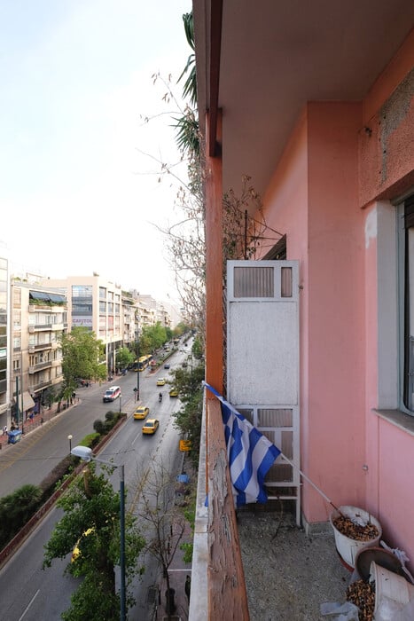 Ένας Γερμανός αρχιτέκτονας - και ένας Έλληνας φωτογράφος μόλις κυκλοφόρησαν ένα βιβλίο - ωδή στην αθηναϊκή πολυκατοικία