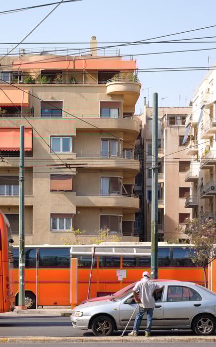 Ένας Γερμανός αρχιτέκτονας - και ένας Έλληνας φωτογράφος μόλις κυκλοφόρησαν ένα βιβλίο - ωδή στην αθηναϊκή πολυκατοικία