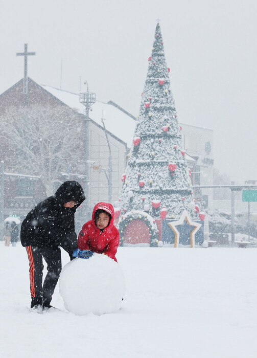 Midnight Mass and surfing Santas: Pictures of Christmas around the world