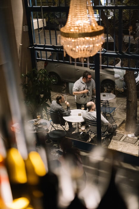 Επτά Μάρτυρες: H νέα talk of the town άφιξη της Αθήνας είναι ένα μπαρ αφιερωμένο στο κρασί