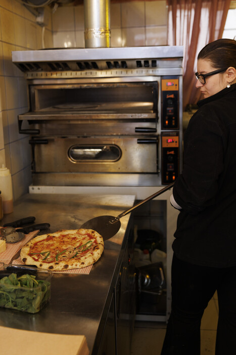 CHECK Fysika by Dough: Στο νέο χαλαρό wine bar του Κουκακίου ψήνουν και πίτσες