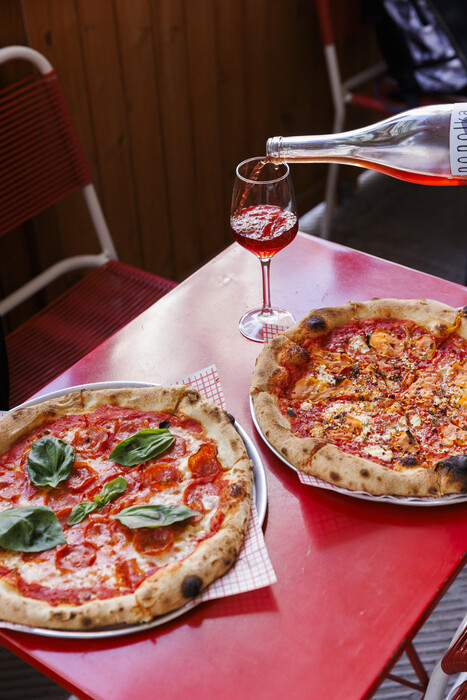 CHECK Fysika by Dough: Στο νέο χαλαρό wine bar του Κουκακίου ψήνουν και πίτσες