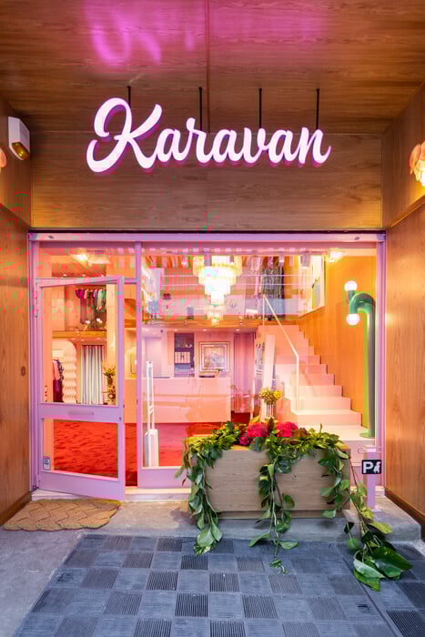 O ροζ πλανήτης των Karavan στη Σκούφου μεγάλωσε