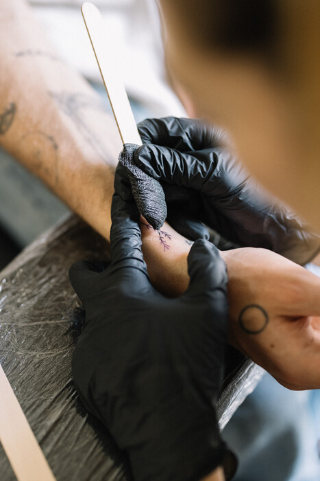 CHECK H Anouk από το Λος Άντζελες κάνει τα ωραιότερα hand poke tattoos στο Κουκάκι