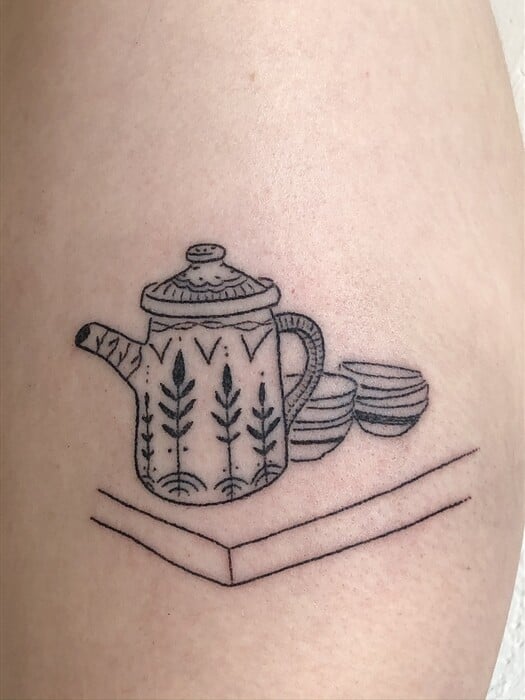 CHECK H Anouk από το Λος Άντζελες κάνει τα ωραιότερα hand poke tattoos στο Κουκάκι