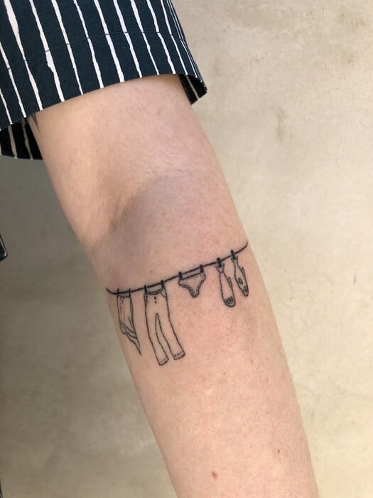 CHECK H Anouk από το Λος Άντζελες κάνει τα ωραιότερα hand poke tattoos στο Κουκάκι