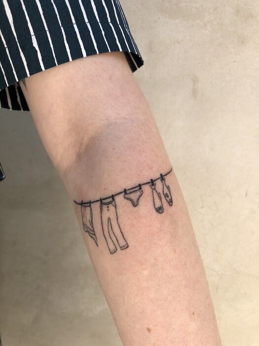 CHECK H Anouk από το Λος Άντζελες κάνει τα ωραιότερα hand poke tattoos στο Κουκάκι 