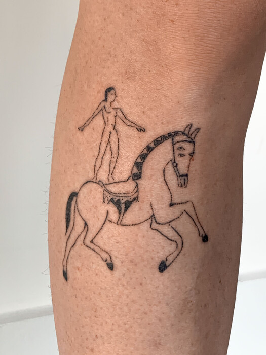 CHECK H Anouk από το Λος Άντζελες κάνει τα ωραιότερα hand poke tattoos στο Κουκάκι