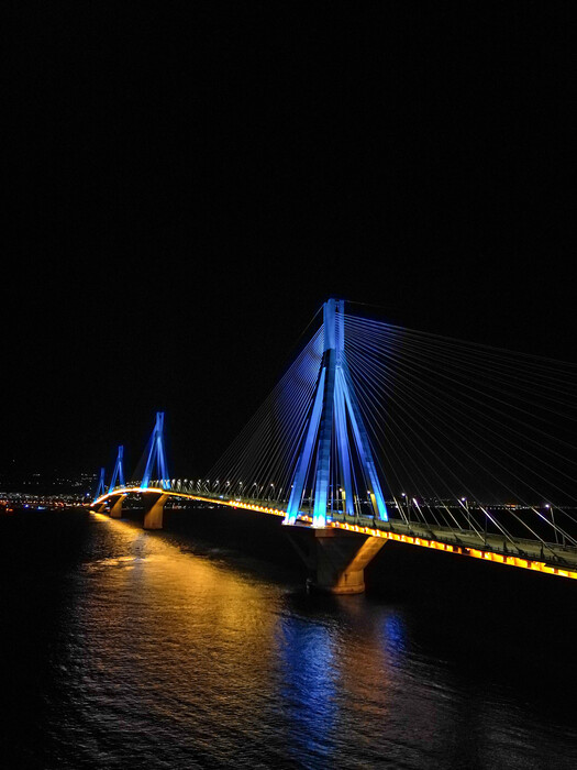 Ημέρα της Ευρώπης: Η γέφυρα Ρίου - Αντιρρίου φωταγωγήθηκε στα χρώματα της Ευρωπαϊκής Ένωσης